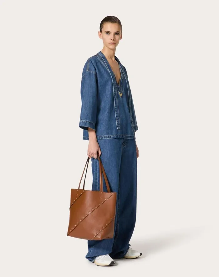 Valentino Totes Woman Valentino Garavani Valentino Garavani Rockstud Wispy Shopping Bag In Calfskin For Woman In Black Black Valentino Totes Woman Valentino Garavani Valentino Garavani Rockstud Wispy Shopping Bag In Calfskin For Woman In Black Black